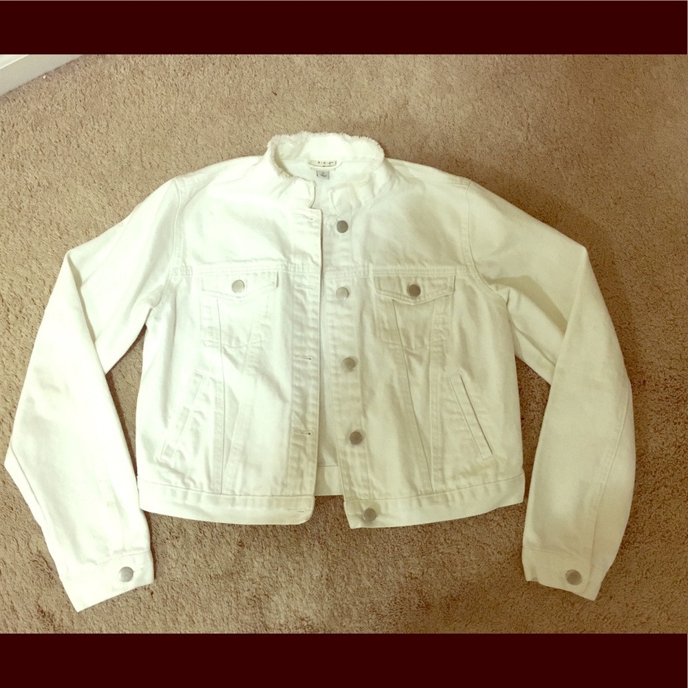 White jean jacket size Medium with pockets
